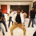 Jackky Bhagnani Instagram - Jab office me kaam ko rok daala, trying to dance like bala! #TheBalaChallenge Can't wait to see the film #Housefull4 @akshaykumar @kritisanon @riteishd @farhadsamji #SajidNadiadwala