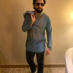 Jackky Bhagnani Instagram - 🧥👖 . . Blue and grey colour block kurta: @kunalaniltanna Jeans: @beinghumanclothing Sneakers: @nike Customised Denim jacket Styled by: @rishabhk24 Assistant stylist: @mallaikaa07