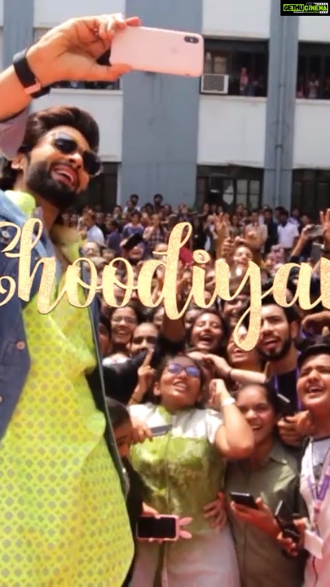 Jackky Bhagnani Instagram - Aatlo badho Prem!!!!!! Received such a warm welcome and had an amazing time in Gujarat!!! Thank you and keep the love flowing for #Choodiyan! @iam_dytto @jjustmusicofficial @gaana @tanishk_bagchi @aseeskaurmusic @devnegilive @beingmudassarkhan @shabbir_ahmed9 @adilafsarz #GaanaOriginal #EverythingMusic #Gujarat #JjustMusic