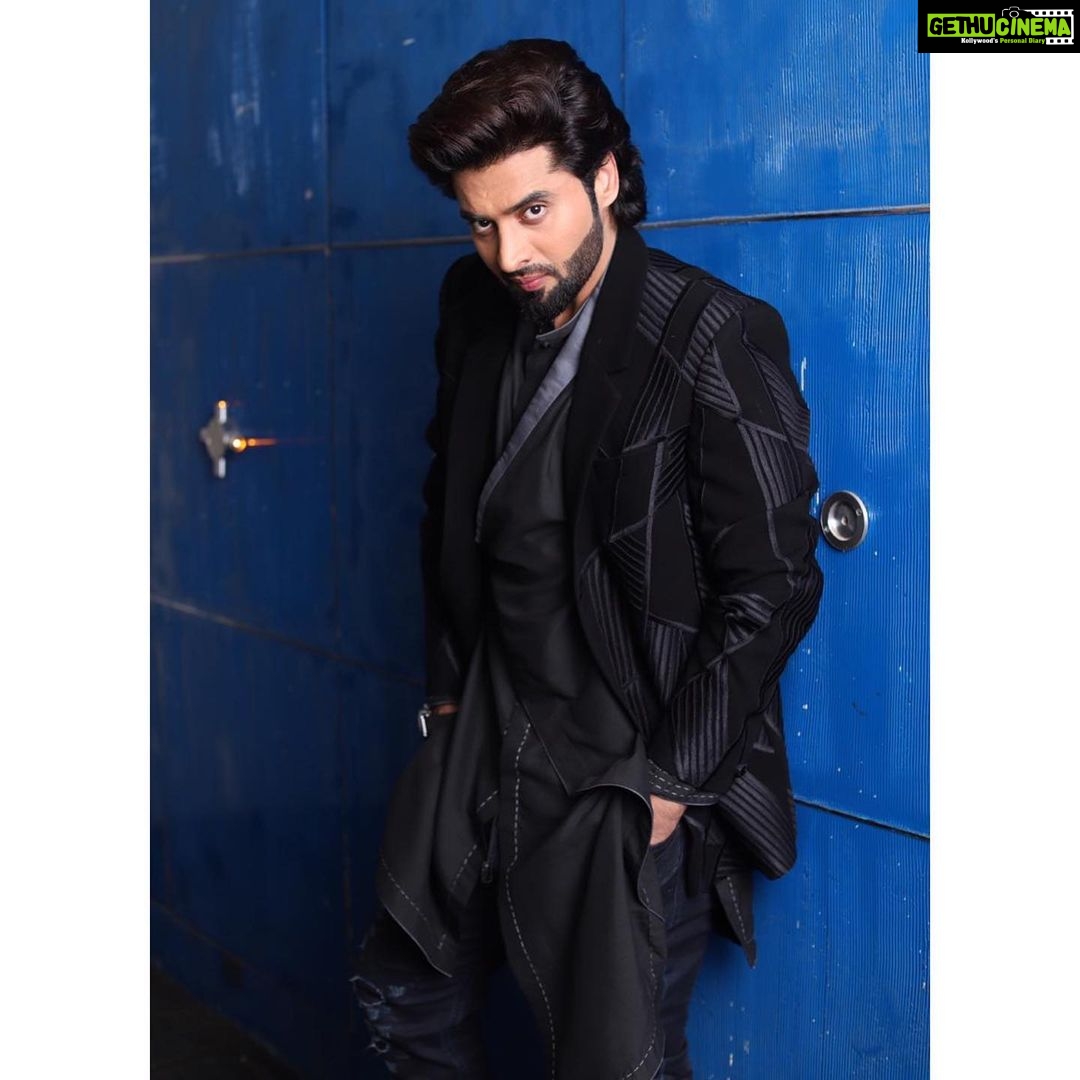 Jackky Bhagnani Instagram - देखो मगर प्यार से| . Outfit: @manishmalhotra05 @mmalhotraworld Jeans: @diesel Styled by: @rishabhk24 Assisted by: @mallaikaa07 Picture: @girish_rajput_photography