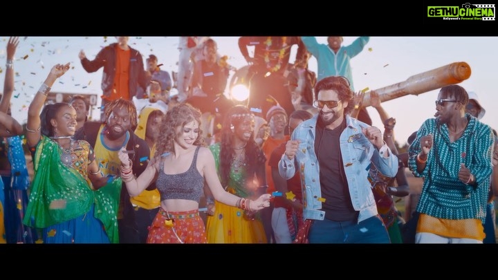 Jackky Bhagnani Instagram - चूड़ी खनकाई तूने क्यूँ आधी रात मा, दिल को चुराया तूने बातों ही बात मा... 🕺💃 Presenting to you all, #Choodiyan. Play it on loop! Link in bio! @iam_dytto @tanishk_bagchi @devnegilive @aseeskaurmusic @beingmudassarkhan @jjustmusicofficial @gaana @shabbir_ahmed9 #JjustMusic #EverythingMusic #GaanaOriginal