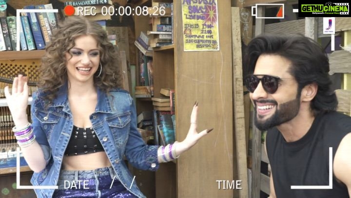 Jackky Bhagnani Instagram - सिर्फ एक दिन बाकी है मेरे दोस्तों। #Choodiyan releases tomorrow #StayTuned @iam_dytto @jjustmusicofficial @gaana @tanishk_bagchi @devnegilive @aseeskaurmusic @beingmudassarkhan @shabbir_ahmed9 @adilafsarz