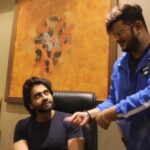 Jackky Bhagnani Instagram – Let me sing a few lines of our upcoming #TakdaRava for you guys.. Or umm maybe not… 🙊

@vishalmishraofficial @jjustmusicofficial