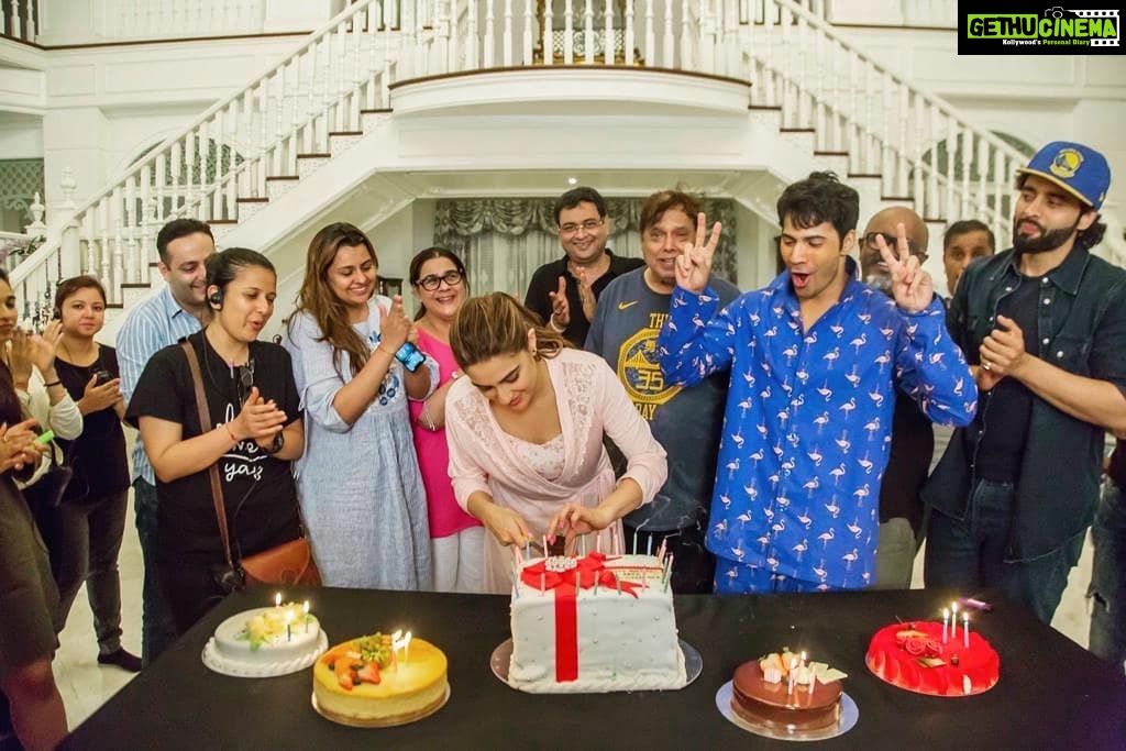 Jackky Bhagnani Instagram - #RajuKiSara ka birthday hai! Tam jham aur cake cutting toh banta hi hai!🎂 Happy happy birthday @saraalikhan95 !! . . @varundvn #AmritaSingh @deepshikhadeshmukh @dop007 #CoolieNo1 #DavidDhawan #RumiJaffery