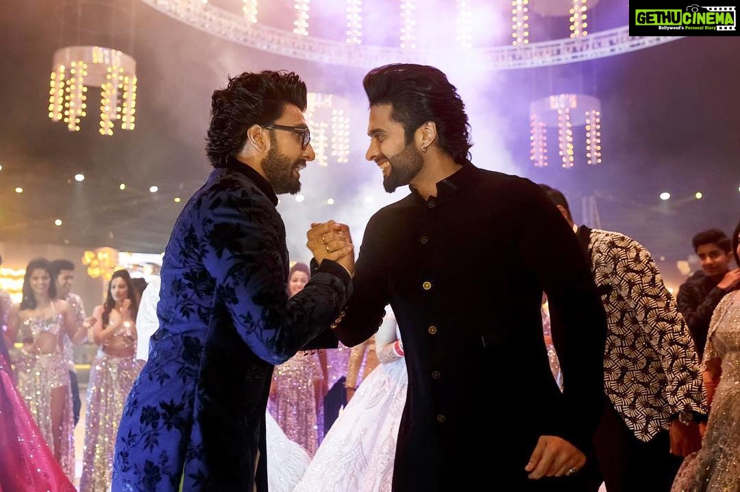 Jackky Bhagnani Instagram - @ranveersingh You are an epitome of energy and a complete powerhouse. You always perform as if there is no tomorrow. kya baat hai ;) its always sooo lovely to meeet you. 🤗 #majorthrowback #delhiwedding #gullyboy #themainman #sindhibrothers