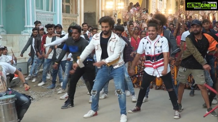 Jackky Bhagnani Instagram - The song loved by all hits 250 Million views on @youtube. Thank you for all the love and keep grooving to #Kamariya ♥️ Here’s a little treat from behind the sets 😉 #Mitron #behindthescenes #setstories #memories #BTS #funontheset