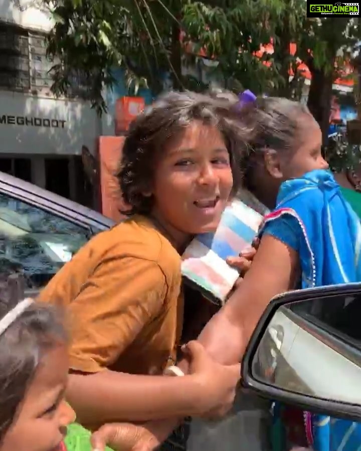 Jackky Bhagnani Instagram - These little fans are so overwhelming and their smiles are a total bliss 😇Thank you for giving so much love to #Kamariya ♥️ #happykids #fans #smiles #purejoy #thursdaythoughts