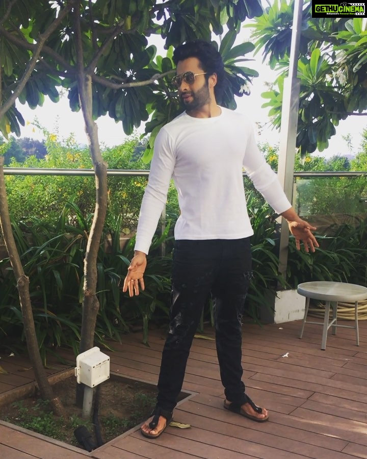 Jackky Bhagnani Instagram - The perfect #SaturdayVibe. When i tried putting up a @iamsrk special 😝 We all have done this at least once in our lifetime. Agree?