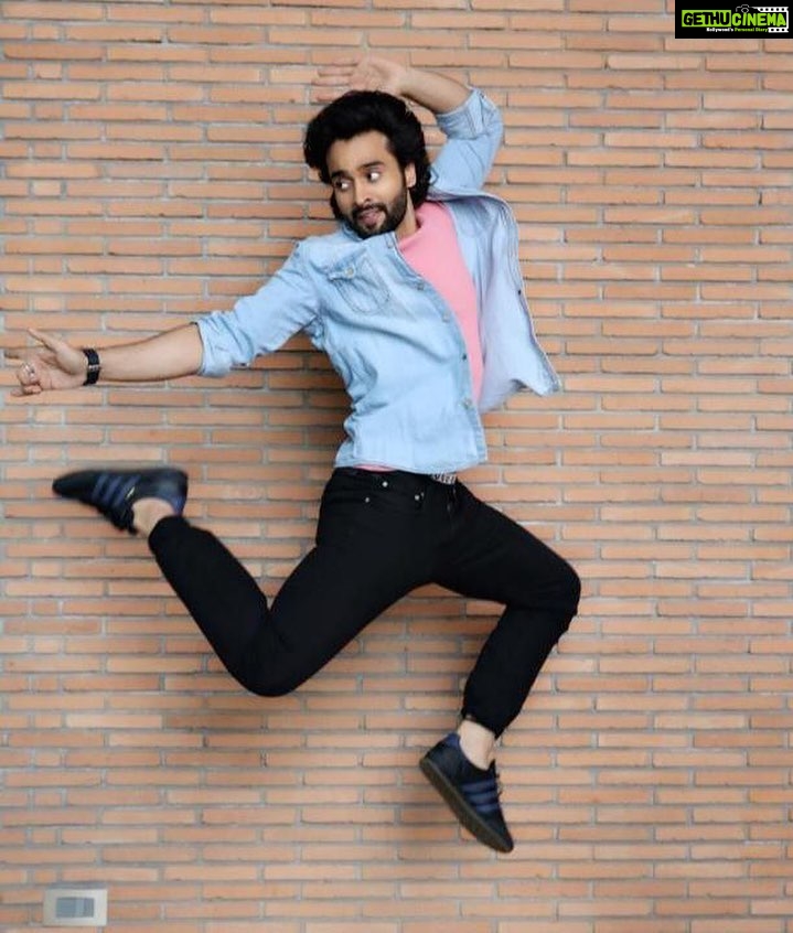Jackky Bhagnani Instagram - There are many shortcuts to happiness, for me dancing is one of them. #Weekend πΊπ» photo credit: @shrutitejwaniphotography