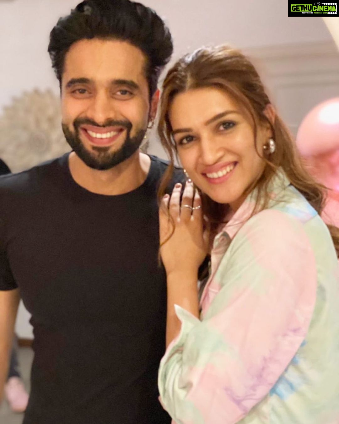Jackky Bhagnani Instagram - Happy Happy birthday my friend ❤️ You have a heart of gold and one of sweetest and nicest person I have ever met!!! Someone I know I can always reach out to and You should know that I will always be there for you. You are a star and I am so so proud of you my friend for all the incredible work you doing. Big big hug 🤗 lots of love @kritisanon ❤️