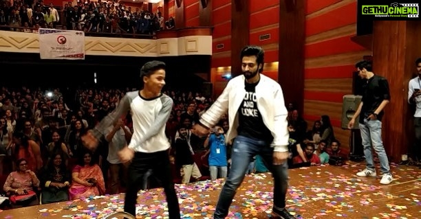 Jackky Bhagnani Instagram - #KamariyaChallange with #Mitron @ K C College. #ReleasingOn14September