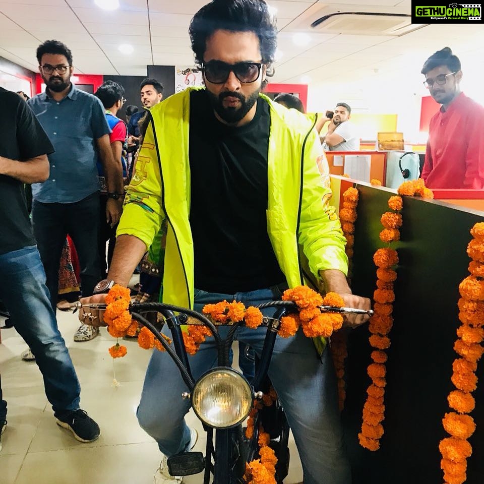Jackky Bhagnani Instagram - Aa Rahan hoon mein 14th September ko #Mitron @abundantiaent @kkamra @nitinrkakkar @ivikramix @_shivamparekh @pratikgandhiofficial