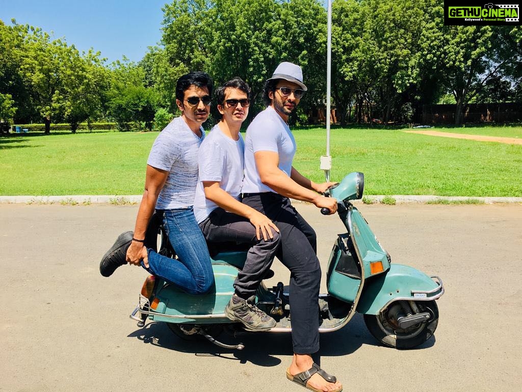 Jackky Bhagnani Instagram - #September aavi Gayu! #2weekstoMitron @pratikgandhiofficial @_shivamparekh