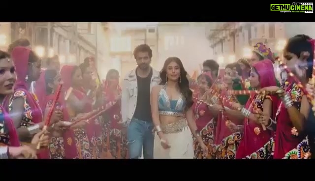 Jackky Bhagnani Instagram - #Mitron! The ultimate festive song of the season is here!!! #Kamariya out now 🤩💥 Try to stop yourself from dancing. P.S- I bet you can’t 😝 @darshanravaldz @djchetas @dj.lijo @beingsalmankhan @kkamra @abundantiaent @pratikgandhiofficial @shivamparekh @neerajsoodactor @nitinrkakkar @ivikramix @sonymusicindia