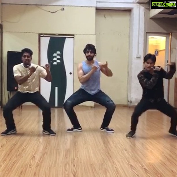 Jackky Bhagnani Instagram - Couldn't resist! Here's a sneak peak into #Kamariya... Song out Today! #Mitron