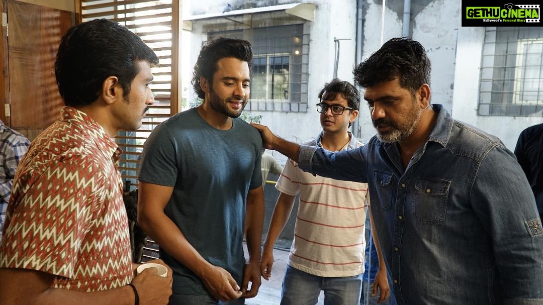 Jackky Bhagnani Instagram - @nitinrkakkar “accha shot tha par…” @pratikgandhiofficial, @_shivamparekh and me “bol do sir retake karna hai” #Mitron