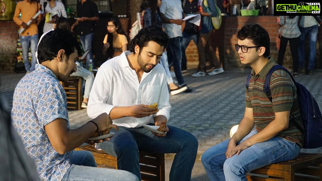 Jackky Bhagnani Instagram - When Samosa is bae ❤️ @pratikgandhiofficial @_shivamparekh #Mitron