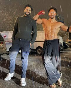 Jackky Bhagnani Instagram - Its snowtime with my Hero no. 1! ❄️😉 #Ganapath
@tigerjackieshroff 💙