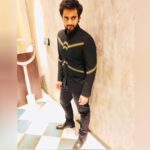 Jackky Bhagnani Instagram - Can't wait to don the jersey of #ArcsAndheri tomorrow! Meanwhile, at the opening ceremony for #T20Mumbai in a @shantanunikhil piece #AllBlackOutfit