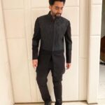 Jackky Bhagnani Instagram – 🕴🏻😎
.
.
Wearing my favourite @shantanunikhil