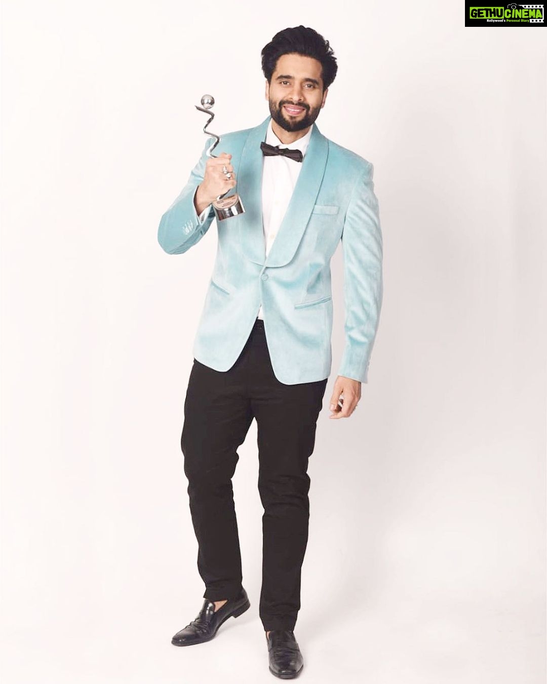Jackky Bhagnani Instagram - Thank you @htcity for honouring me with #httrailblazerawards2021. Absolutely grateful for this and I wanna thank the entire team of #Bellbottom and specially @akshaykumar sir without whom achieving this milestone of completing the shoot in the pandemic would have been impossible! #grateful #thankful π @pooja_ent @kalra.sonal