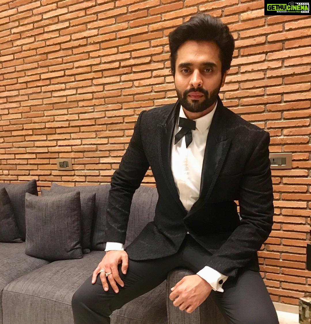 Jackky Bhagnani Instagram - “When in doubt, put a bow on it.” #SuitUp #IndianSportsHonors