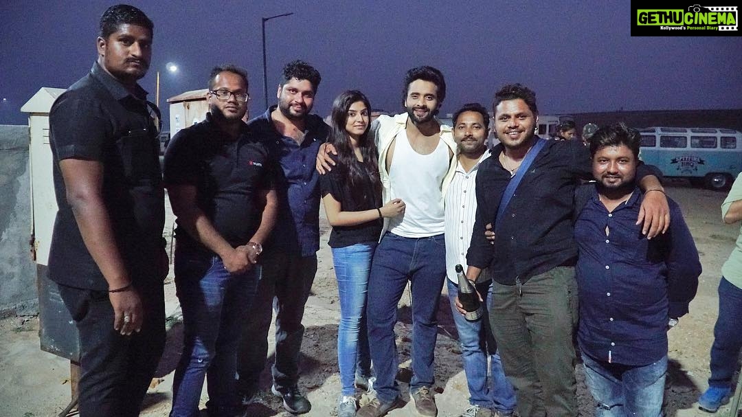 Jackky Bhagnani Instagram - We work together and we grow together..! And the truth is you are nothing without your team #Family #whatwouldIdowithyouall #feelingblessed