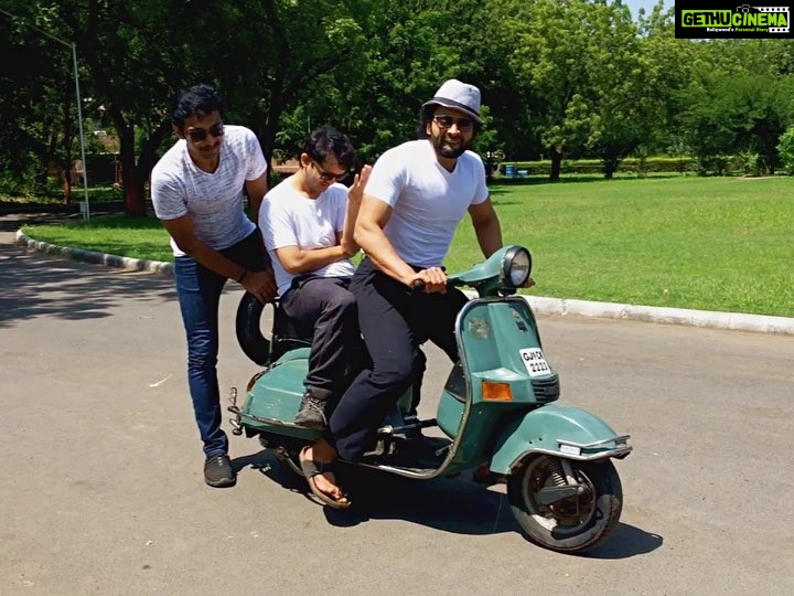 Jackky Bhagnani Instagram - The things we do in between shots #OnSet with #MyBoys
#AhmedabadDiaries @_shivamparekh @pratikgandhiofficial