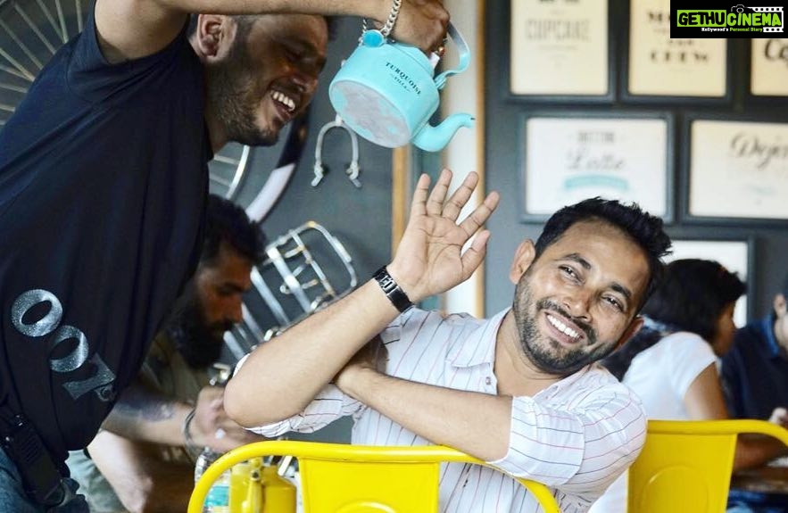 Jackky Bhagnani Instagram - When my team isn't working they are posing for fake candids... #CaughtInTheAct #ShenanigansOnSet #WorkHardPlayHard #MereDoAnmolRatan