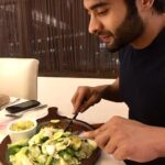 Jackky Bhagnani Instagram – Meal prepping & counting macros regardless of where I am. You must put in the effort to see the results💪🏻 #KetogenicTransformation #FitnessFriday