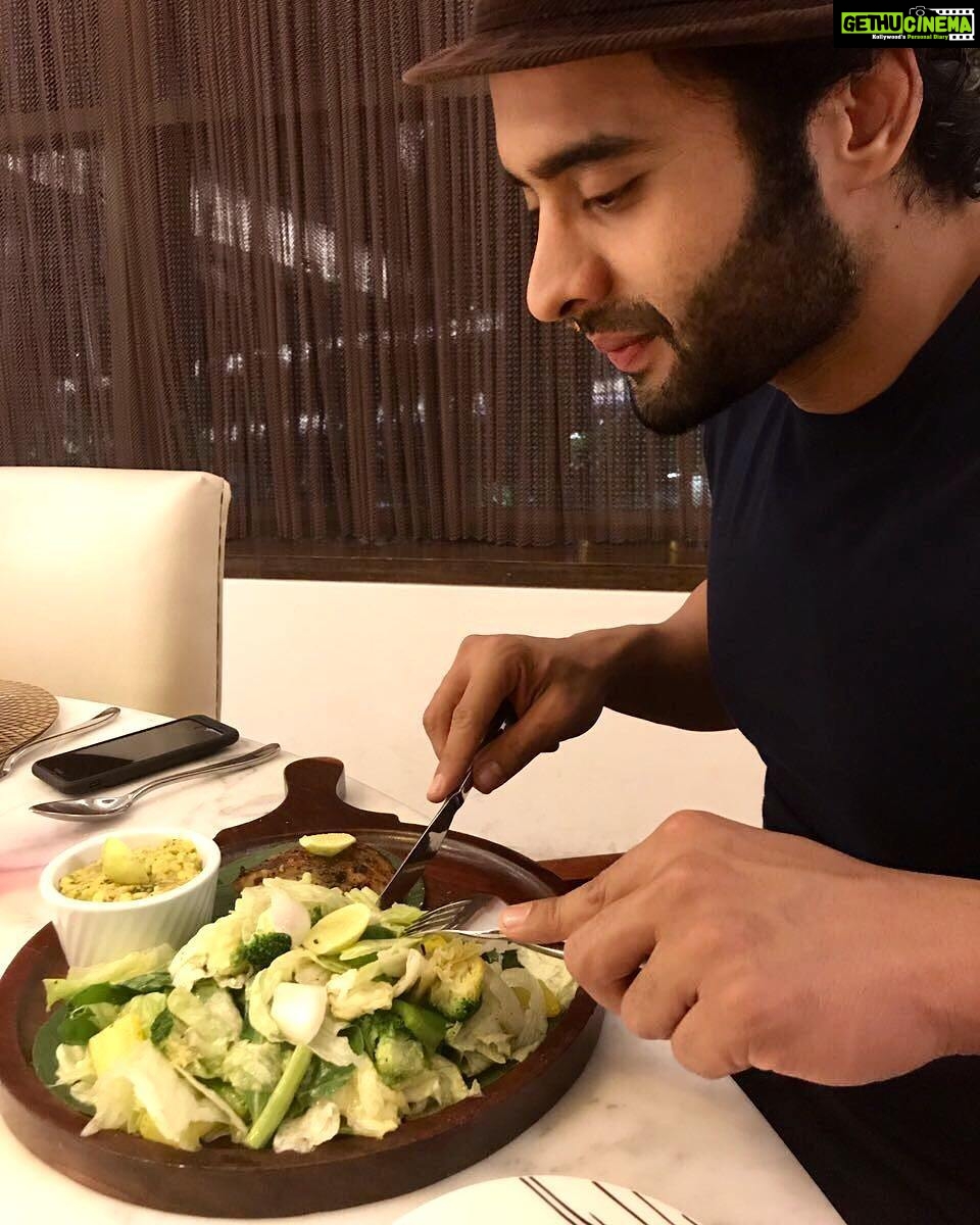 Jackky Bhagnani Instagram - Meal prepping & counting macros regardless of where I am. You must put in the effort to see the results💪🏻 #KetogenicTransformation #FitnessFriday