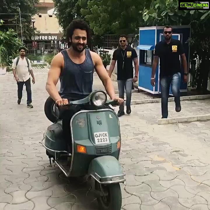 Jackky Bhagnani Instagram - Buland Bharat ki buland tasveer... Humara Bajaj 🎼 🛵 #TheyDontMakeEmLikeThisAnymore #Nostalgia #FlashbackFriday #AhmedabadAdventures Ahmedabad, India