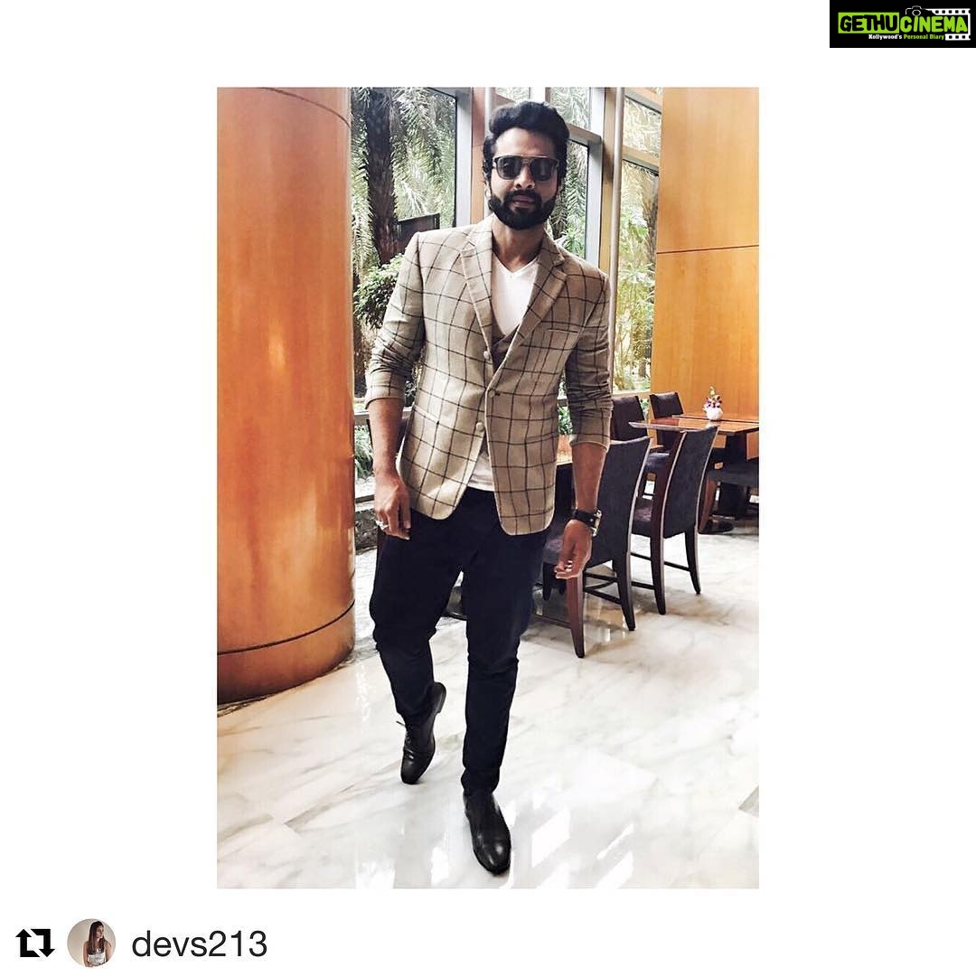 Jackky Bhagnani Instagram - #Repost @devs213 with @repostapp ・・・ #JackkyBhagnani in @houseofsunilmehra vest and coat and @mrbutton pants for #Carbon press con. #DevkiBStyles