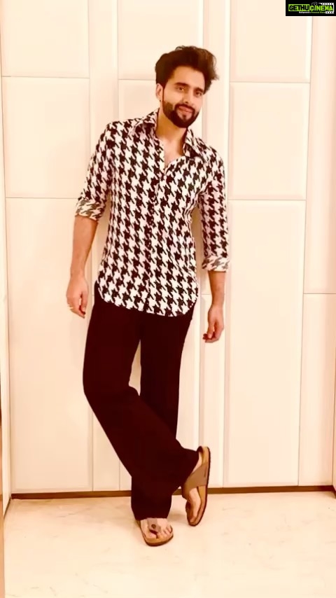 Jackky Bhagnani Instagram - #Bellbottom Never out of style 😉 #Weekendvibes
