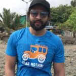 Jackky Bhagnani Instagram - Sweating it out at the Chimbai beach cleanup drive. #CleanMumbaiGreenMumbai #ChimbaiBeachCleanupDrive #CleanupDrive #Mumbai #Bandra #SupportMumbai
