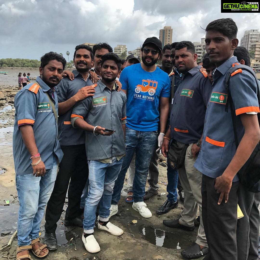 Jackky Bhagnani Instagram - The ones who make Mumbai better for all of us. The Chimbai Beach cleanup drive wouldn't be successful without you champs. 💪🏻 #CleanMumbaiGreenMumbai #Mumbai #cleaning #CleanupDrive #Bandra #Beach