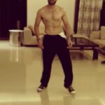 Jackky Bhagnani Instagram – It’s #ThrowbackThursday and I couldn’t stop reminiscing my moves. 
Let’s Boom Boom?
#Dance #BoomBoom #Bollywood #AjabGazabbLove #dancetillyoudrop #Throwback