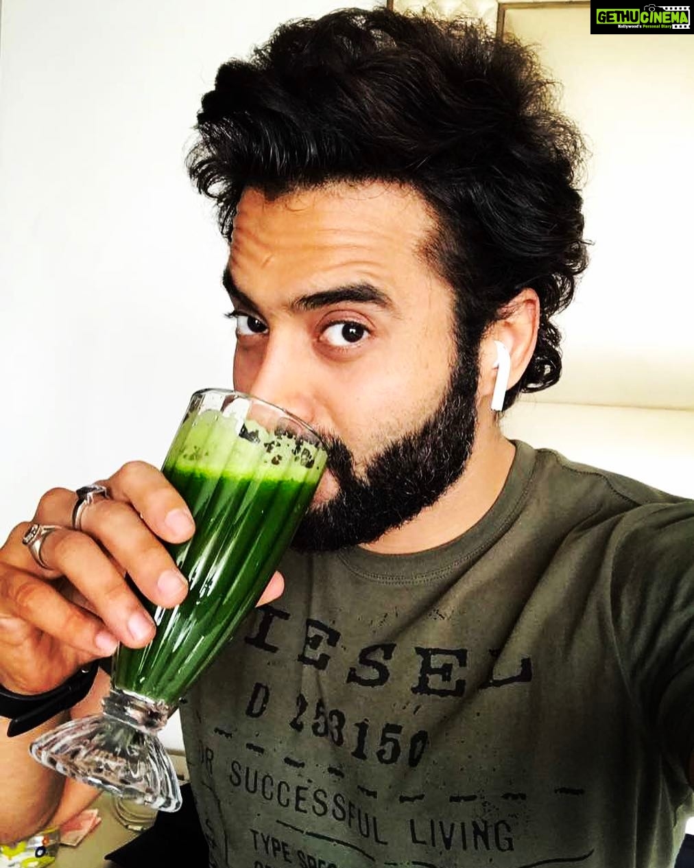 Jackky Bhagnani Instagram - It’s #FitnessFriday and here’s how I’m preparing for it. Any guesses what I’m drinking? #Health #Healthy #StayHealthy #HealthyJuice #Fitness #GoodHealth #FitnessMantra