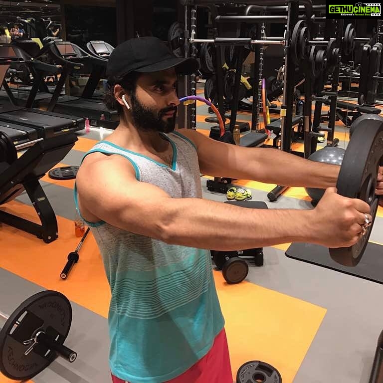 Jackky Bhagnani Instagram - Workout that feels like I'm driving while listening to my favourite song. #workout #GetFit #Fitness #Gym #कsrat