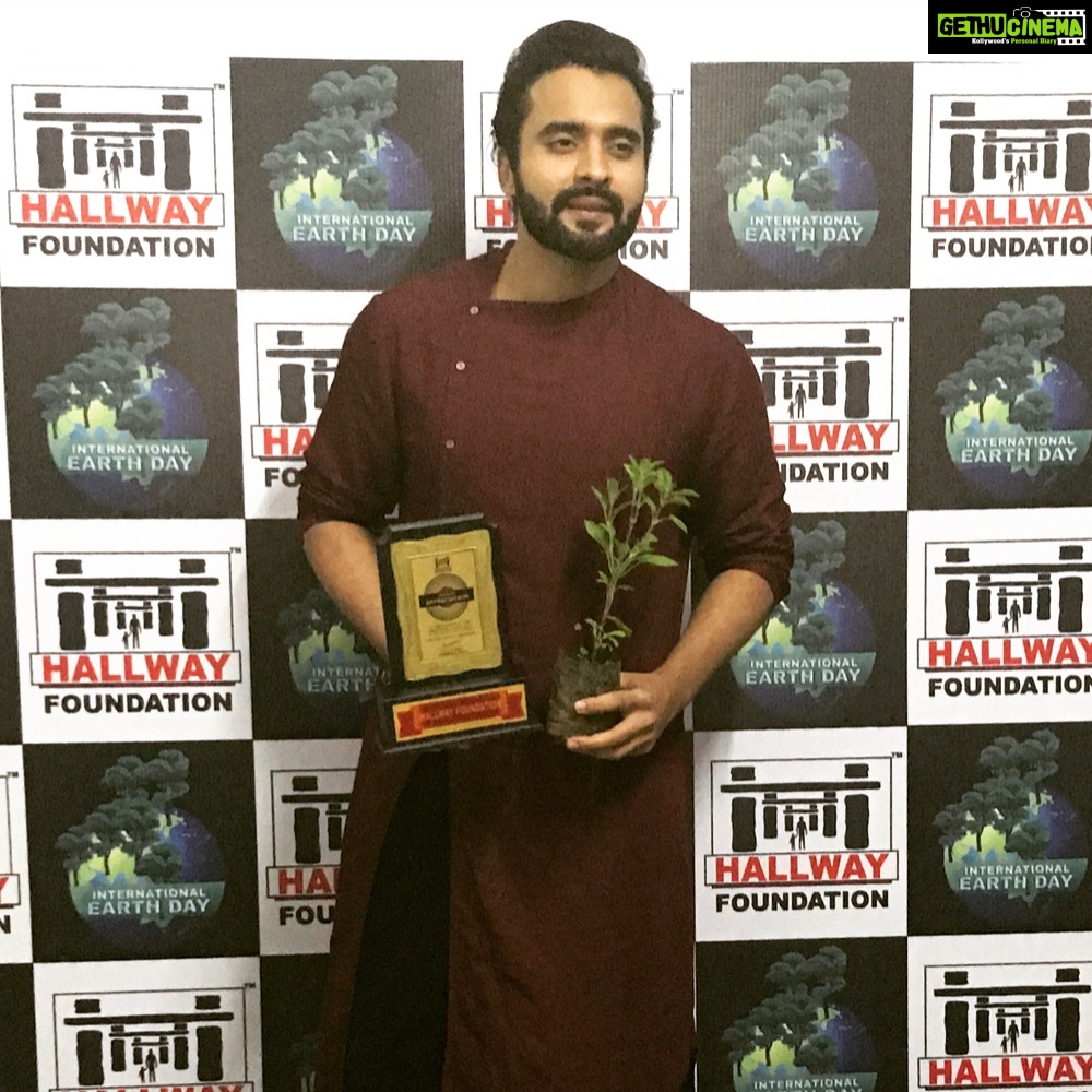 Jackky Bhagnani Instagram - A better tomorrow is in our hands. I've planted a new sapling this #InternationalEarthDay. What are your plans? #Earth #Nature #Plants #Environment #savemotherearth