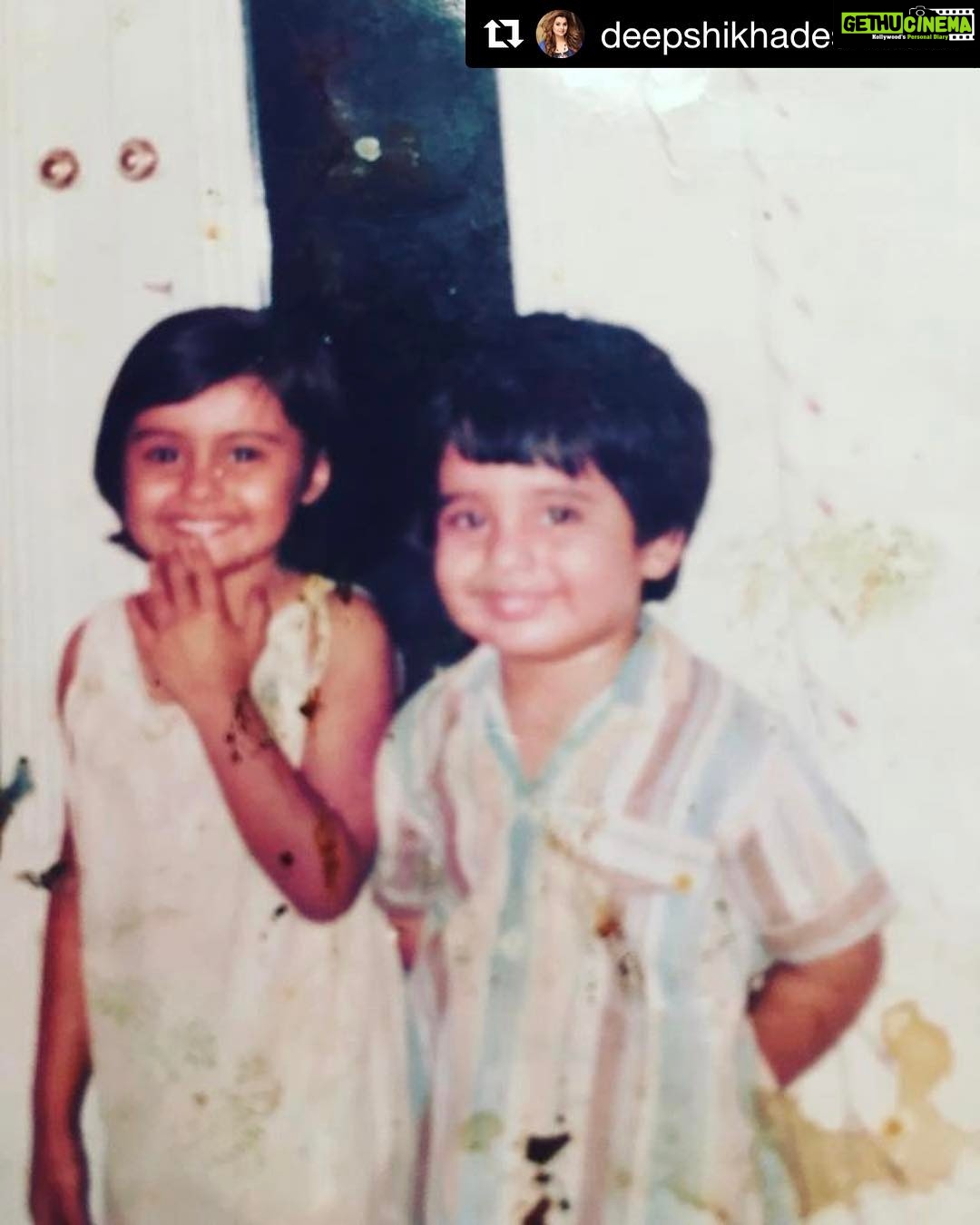 Jackky Bhagnani Instagram - Oye oye we all know who the fav child was π€£π€£π€£#BehnaaiLoveYou #sibblings #Repost @deepshikhadeshmukh with @repostapp γ»γ»γ» Dearest Jagguuuuu , Happy Sibling Day Lots of love , From moms favourite child ππ #happysiblingday #loveyou #favouriteperson