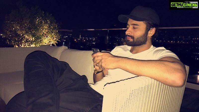 Jackky Bhagnani Instagram - PAY ATTENTION!!!! The important things in life always need that lil extra......Care,focus. Wonder what's got my attention on my phone🤔 hahahah!!!#blacknwhite #classicCombo #myterracefeels✨