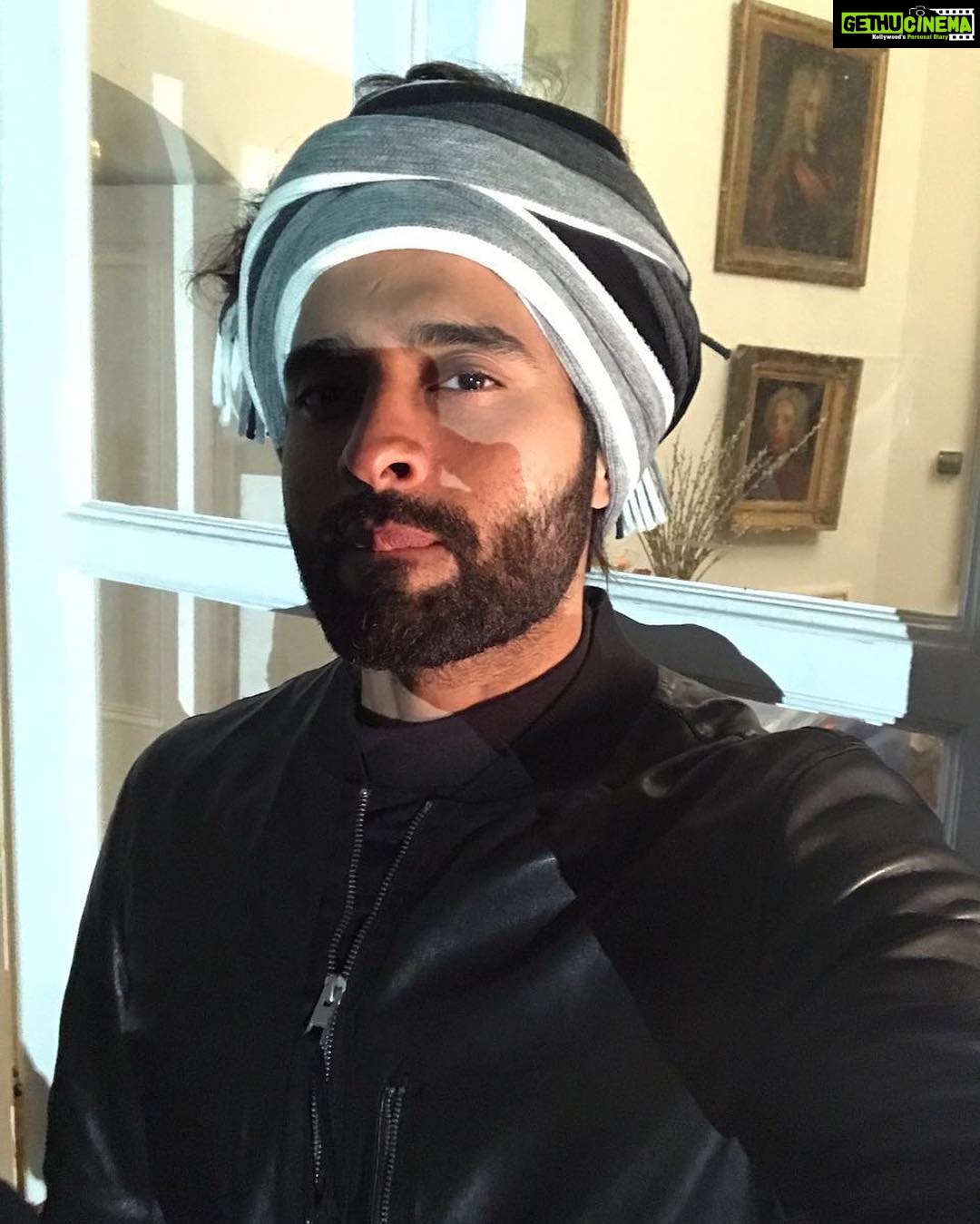 Jackky Bhagnani Instagram - Forgot to carry my beanie cap- so made one myself 😜 what do u guys think ?? #MadeInIndia #winter #headgear #londondiaries