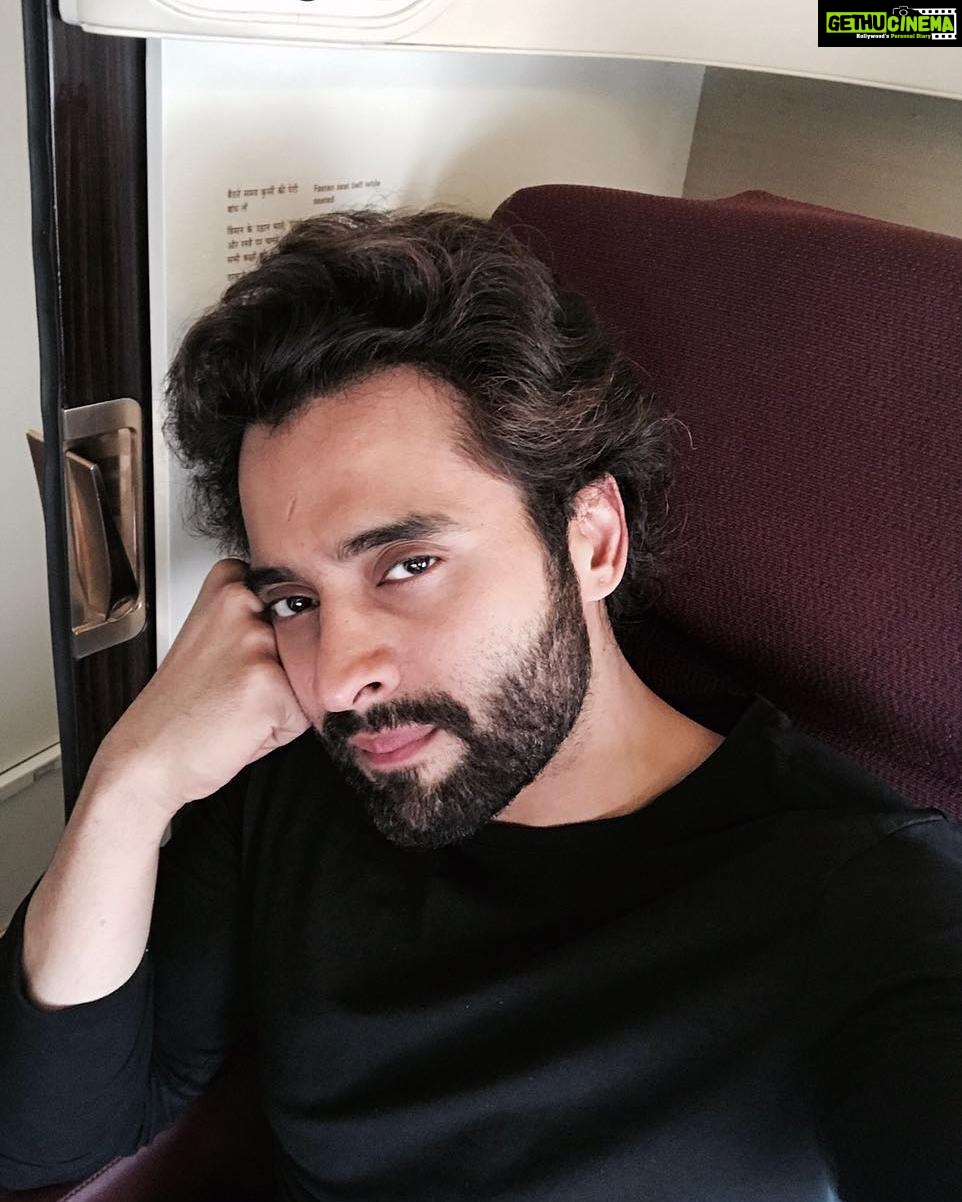 Jackky Bhagnani Instagram - 😴 selfie just for u all- before we go up up up and away #FlightsPutMeToSleep