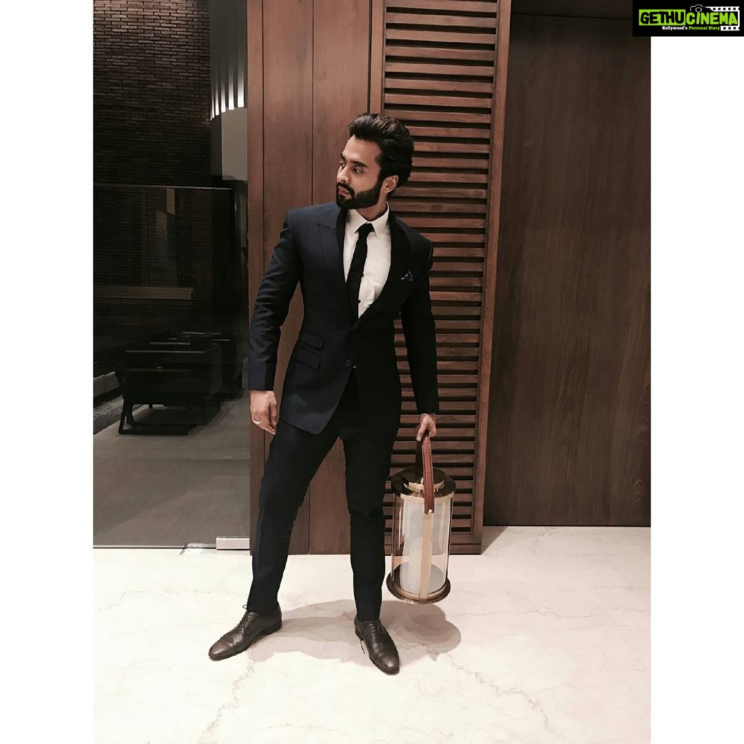 Jackky Bhagnani Instagram - Shama jis aag mein jalti hai numāish ke liye // Ham usi aag mein gumnaam se jal jaate haiñ. - Qateel Shifai