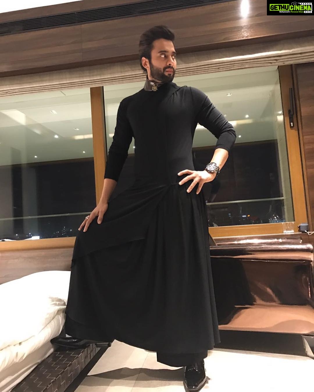 Jackky Bhagnani Instagram - Dressed like the Man in Black for the Lady In Black #preNominations #filmfareAwards2017 #TwoNominationsSarbjit #AishwaryaRaiBachchan #RichaChadda #rootingforyougirls #proudProducer Ensemble by @shantanunikhil