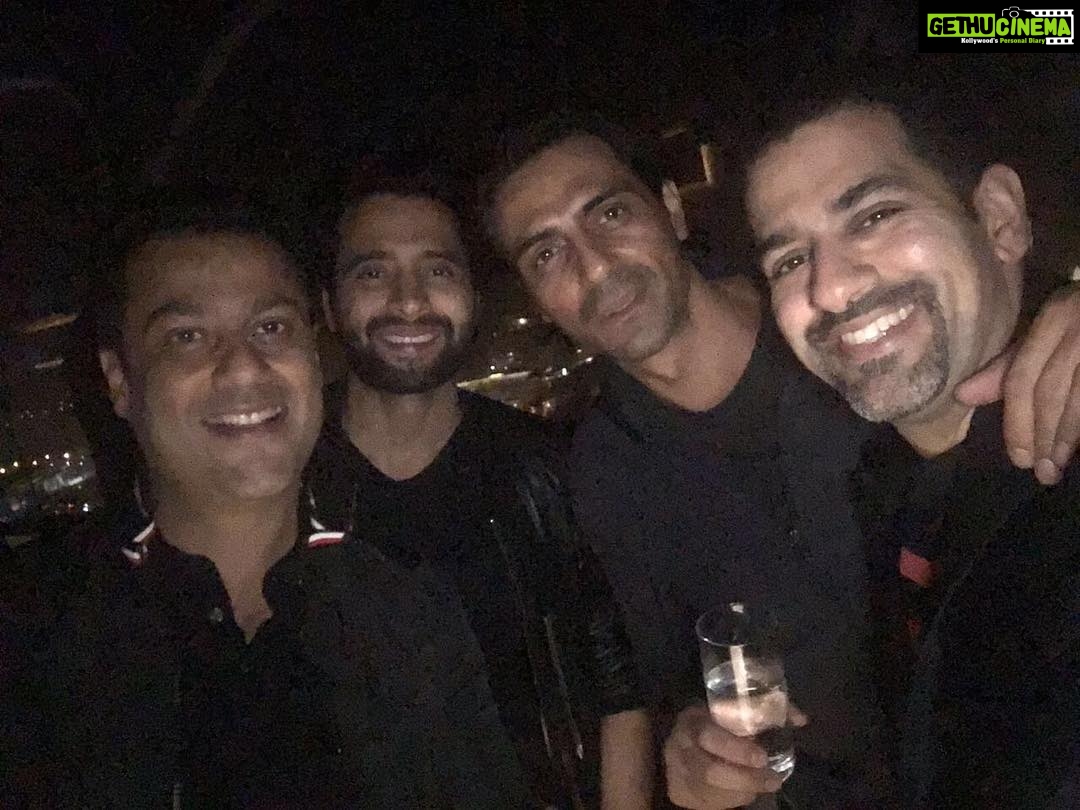 Jackky Bhagnani Instagram - Fun evening with these mad hatters @rampal72 @gattukapoor !!! Thanku @girishsanger for an awesome time.