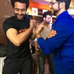 Jackky Bhagnani Instagram - Feels great to be a part of this new initiative with @adityathackeray & the children #कsrat #MyMantra #FitnessForKids