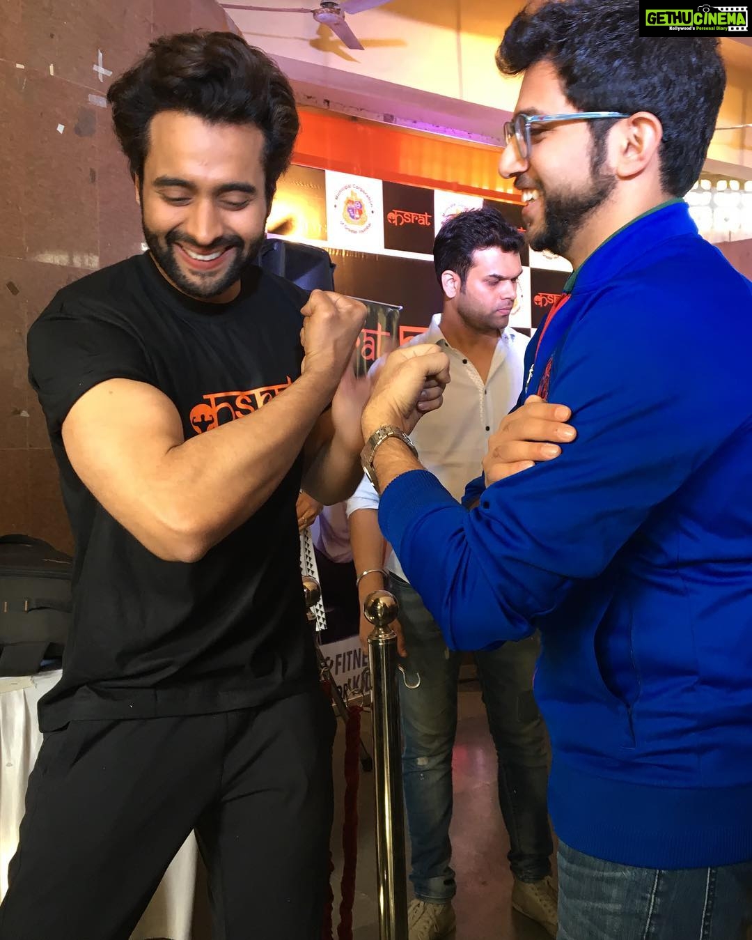 Jackky Bhagnani Instagram - Feels great to be a part of this new initiative with @adityathackeray & the children #कsrat #MyMantra #FitnessForKids