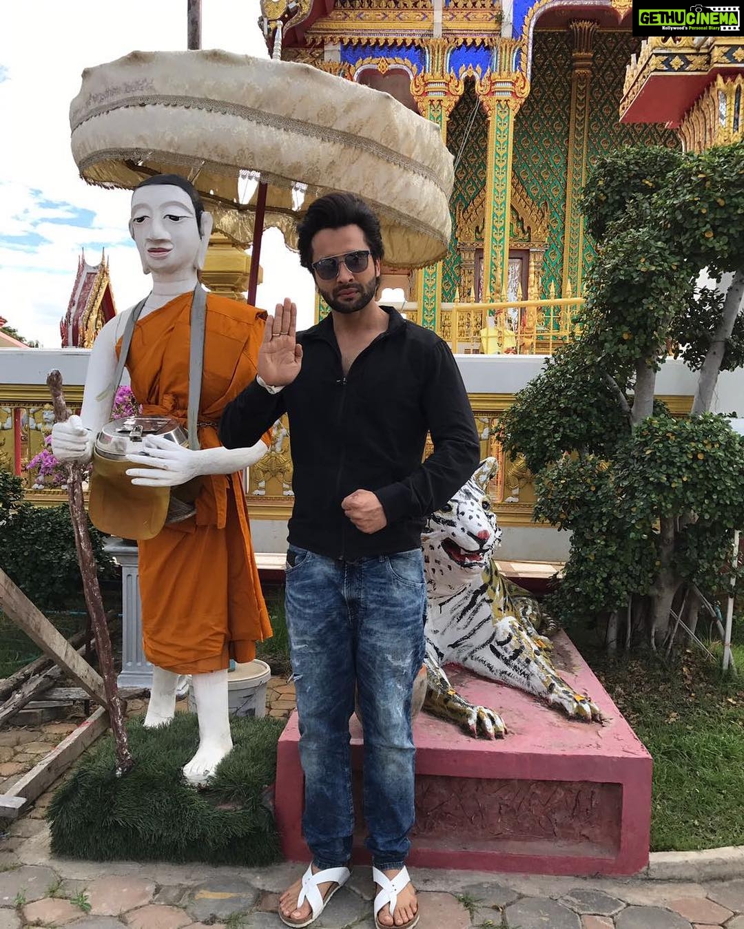 Jackky Bhagnani Instagram - When the student is ready 🤓the teacher appears #thailand #templelove #FewHoursBreakFromWork Thailand